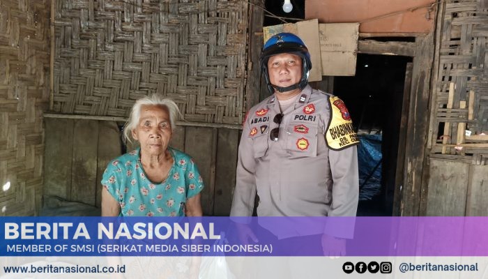 Polisi Peduli, Pak Bhabin Berbagi Sembako untuk Warga Kurang Mampu di Bondowoso