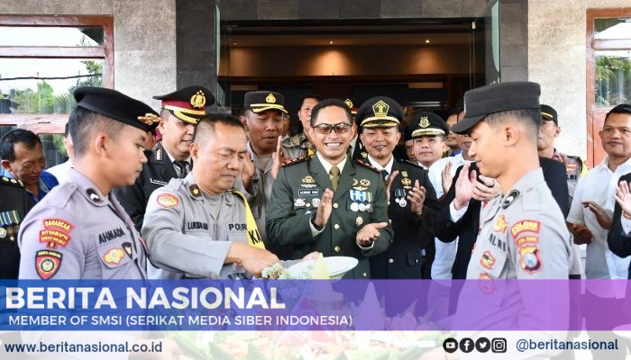 Sinergi TNI-Polri: Suprise Nasi Tumpeng Memperingati HUT TNI Ke-79 di Bondowoso