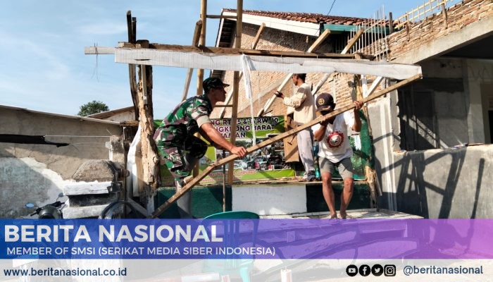 Babinsa Kodim 0822 Gotong Royong Warga, Bangun Pos Kampling di Desa Binaan