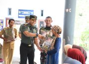 Dandim 0822 Bondowoso Bagikan Sembako kepada Warga dalam Peringatan HUT TNI ke-79