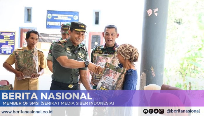 Dandim 0822 Bondowoso Bagikan Sembako kepada Warga dalam Peringatan HUT TNI ke-79