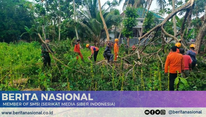 Hujan Deras dan Angin Kencang Terjang Desa Kajar, Babinsa Langsung Sigap di Lapangan
