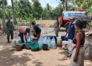 Sinergi Tanggap Darurat Babinsa Kodim 0822 Dukung Pendropingan Air Bersih di Desa Binaan