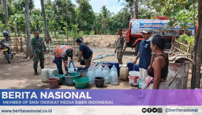 Sinergi Tanggap Darurat Babinsa Kodim 0822 Dukung Pendropingan Air Bersih di Desa Binaan