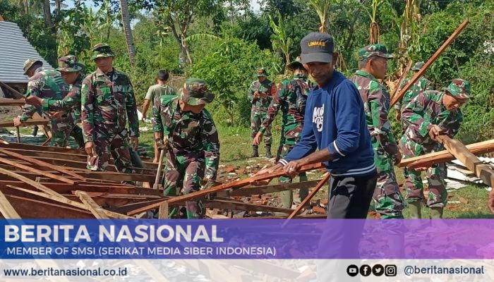 Sinergitas Penuh Makna: TNI, Polri, dan Warga Bersatu Bersihkan Puing Bencana di Desa Pakuwesi