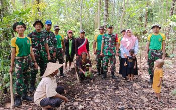 Babinsa Koramil Curahdami Bersama Warga Tanam Pohon Sukun, Rayakan HUT Brigif 9 Dharaka Yudha