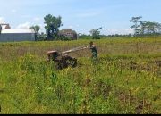 Babinsa Desa Koncer Kidul Perkenalkan Teknologi Traktor untuk Efisiensi Pertanian