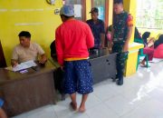 Babinsa Kodim 0822 Dampingi Bantuan Pangan Nasional dengan Lancar di Desa Penang Kabupaten Bondowoso