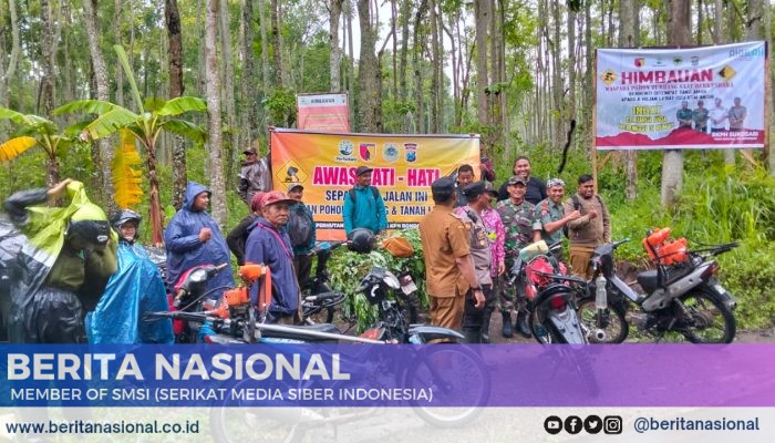Waspada Pohon Tumbang di Musim Penghujan Dansub Ramil Sumber Wringin Bersama-Sama Berikan Himbauan untuk Pengendara di Kabupaten Bondowoso