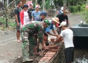 Gotong Royong Pemeliharaan Irigasi di Desa Sukowiryo Bondowoso, TNI dan Warga Jaga Kelancaran Pertanian