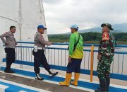 Babinsa Tapen Pantau Ketinggian Air Bendungan Samba untuk Jamin Keamanan Warga