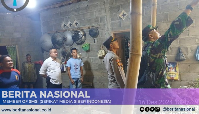 Gercep, Polsek Klabang membantu Rumah yang Terkena Tanah Longsor di Desa Leprak