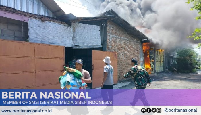 Babinsa Sigap Bantu Padamkan Kebakaran Gudang Pecah Belah di Lumutan