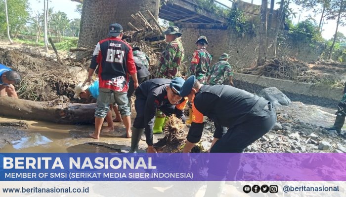 Babinsa Berperan Aktif dalam Tanggap Darurat Bencana di Tlogosari Bondowoso