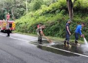 Tumpah Solar di Arak-Arak Bondowoso Babinsa Cegah Kecelakaan