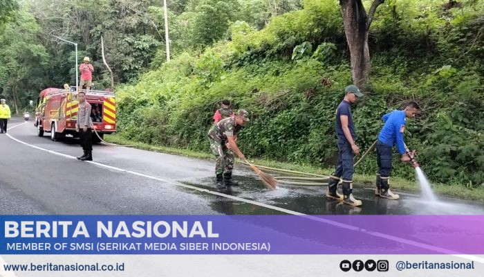 Tumpah Solar di Arak-Arak Bondowoso Babinsa Cegah Kecelakaan