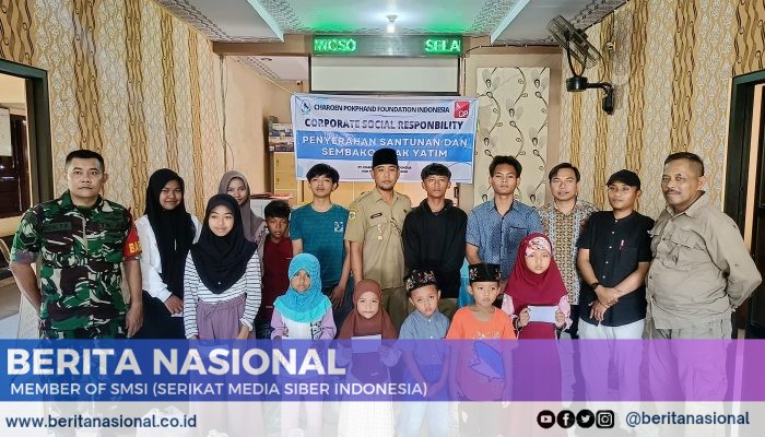 Babinsa 0822 Dampingi Penyaluran Bantuan Sembako kepada Anak Yatim di Desa Besuk Kabupaten Bondowoso