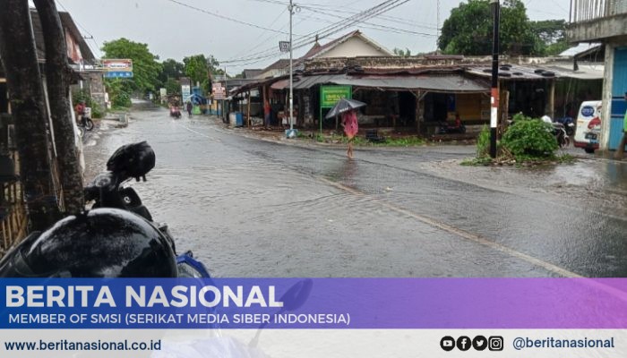 Luapan Air Kejalan Raya di Lombuk Kulon Bondowoso Jadi Keluhan Pengguna Jalan