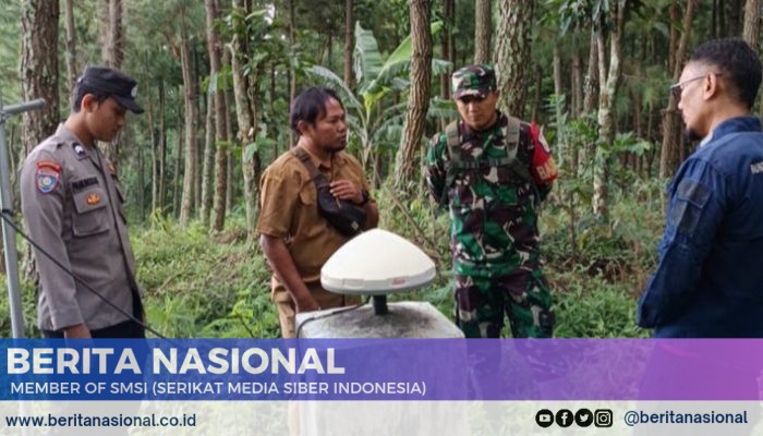 Babinsa Sumberwringin Dampingi Petugas PPGA Pemasangan Banner Himbauan Waspada Gunung Raung Kabupaten Bondowoso