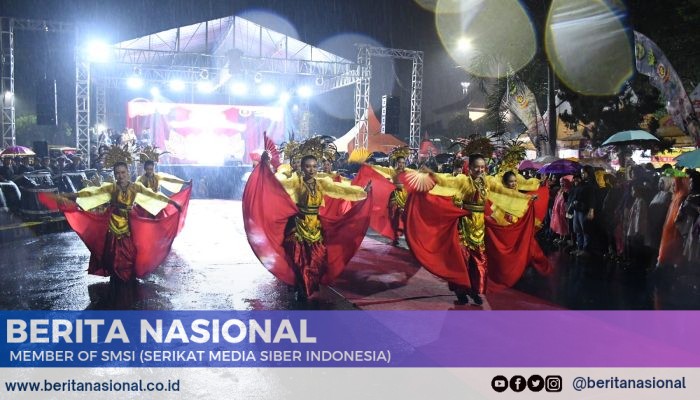 Meriahkan Malam Tahun Baru 2025, Dandim 0822 Hadiri Festival Tari dan Pawai Singo Ulung di Alun-Alun Bondowoso