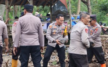 Polres Bondowoso Kerahkan 100 Personil Bantu Penanganan Pascabencana Banjir Bandang Maesan