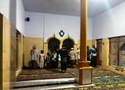 Tingkatkan Keimanan, Satgas TMMD Bondowoso Sholat Subuh Berjamaah Dengan Warga