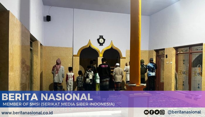 Tingkatkan Keimanan, Satgas TMMD Bondowoso Sholat Subuh Berjamaah Dengan Warga