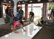 H+7 Satgas TMMD Bondowoso Mulai Pasang Keramik Mushola