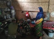 Anggota TMMD Bantu Warga Memasak, Pererat Kebersamaan di Desa Trotosari Bondowoso