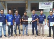 Ketua SMSI Bondowoso Serahkan Sertifikat UKW
