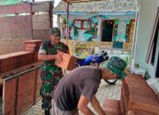 Babinsa Kawal Pengedropan Genteng untuk Pembangunan Mushola di Desa Trotosari