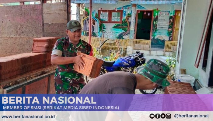 Babinsa Kawal Pengedropan Genteng untuk Pembangunan Mushola di Desa Trotosari