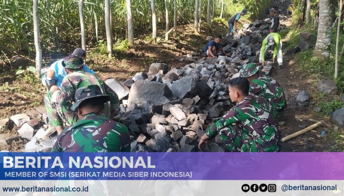 Perbaiki Jalan  Desa Gunosari Tingkatkan Perekonomian Warga