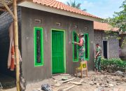 Kejar Target! Satgas TMMD dan Babinsa Ngabuburit Sambil Percantik Rumah Ibu Wagia