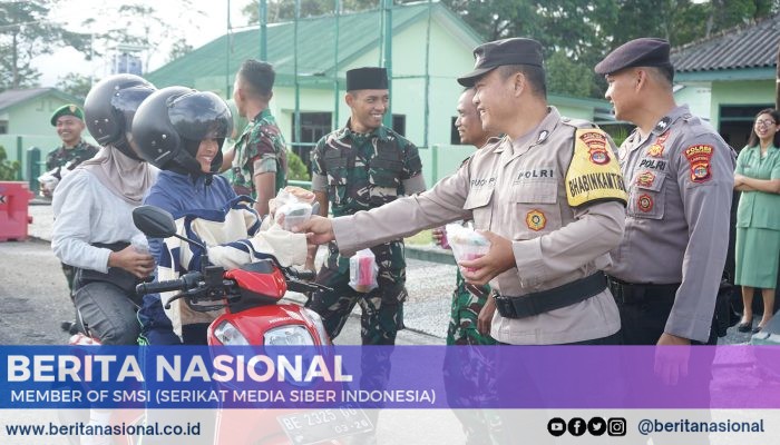 Kodim 0422/LB beserta Polres Lampung Barat dan Pesisir barat Bersinergi Bagikan Takjil untuk Masyarakat