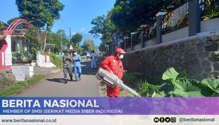 Babinsa Pekauman Dampingi Puskesmas Grujugan Kab Bondowoso Lakukan Fogging di Daringan