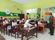 Babinsa Bondowoso Kawal Distribusi 1.304 Paket Makanan Bergizi ke 15 Sekolah
