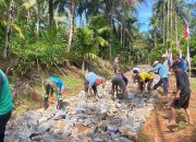 Semangat Guyup Rukun, TNI dan Warga Kompak Pecah Batu Bangun Jalan di Pekon Pemerihan