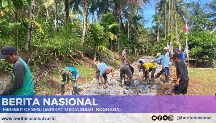 Semangat Guyup Rukun, TNI dan Warga Kompak Pecah Batu Bangun Jalan di Pekon Pemerihan