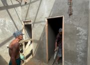 Bukti Kemanunggalan, TNI dan Warga Antusias Bangun MCK Masjid di Hari ke-12 TMMD ke-124