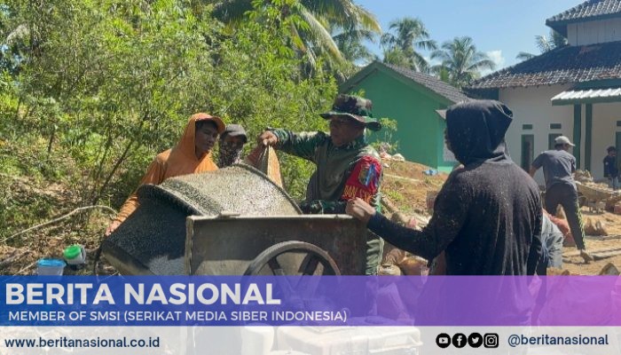 Wujudkan Kemanunggalan, Komandan SSK TMMD Kodim 0422/LB Turun Langsung Bantu Warga Cor Jalan