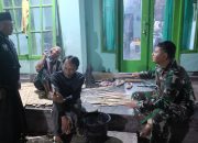 Babinsa Kodim 0822 Serda Reggy Tingkatkan Sinergitas Lewat Komsos Malam Hari