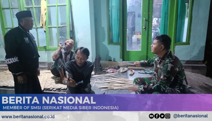 Babinsa Kodim 0822 Serda Reggy Tingkatkan Sinergitas Lewat Komsos Malam Hari