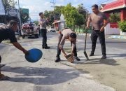 Polres Bondowoso Laksanakan Penambalan Jalan dalam Rangka Hari Bhayangkara ke-79