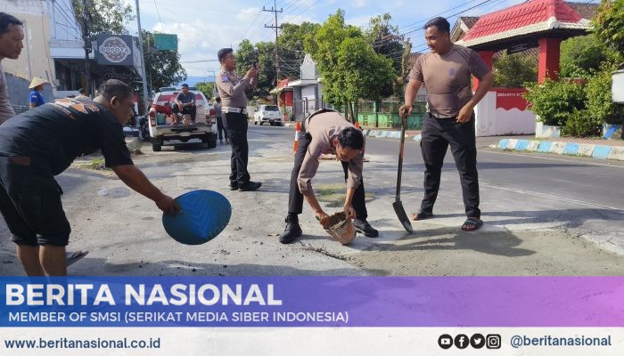 Polres Bondowoso Laksanakan Penambalan Jalan dalam Rangka Hari Bhayangkara ke-79