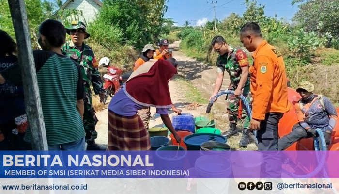 Krisis Air Melanda! Babinsa Turun Tangan Langsung Salurkan Air Bersih Ke Desa Lumutan