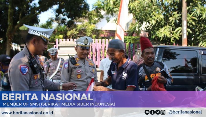 Gugah Semangat Nasionalisme,Satuan Lalu Lintas Bondowoso Membagikan Bendera Merah Putih
