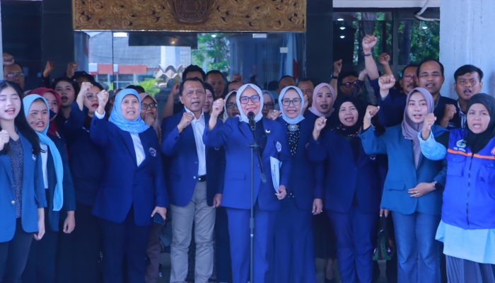 Unitomo Serukan Persatuan: “Mahasiswa Garda Depan Demokrasi”
