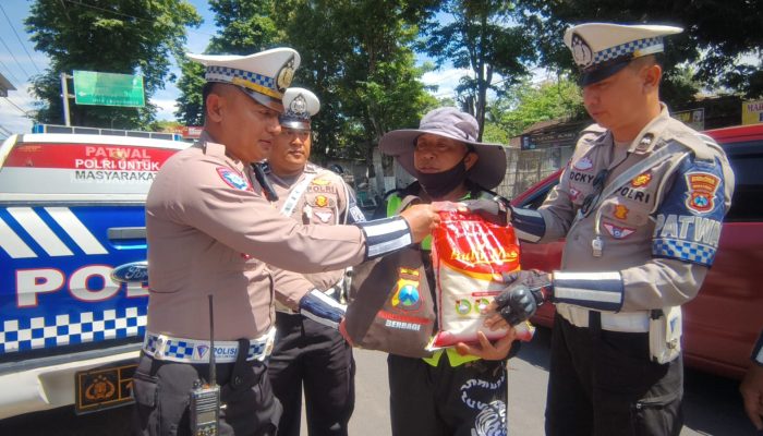 Satlantas Polres Bondowoso Hadirkan Senyum Ojol, Tukang Becak, dan Supoltas Lewat Bakti Sosial