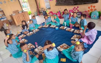 Tingkatkan Kesehatan Siswa, SPPG Al-Hidayah Dadapan Bagikan 3.626 Paket Bergizi ke Puluhan Sekolah di Grujugan